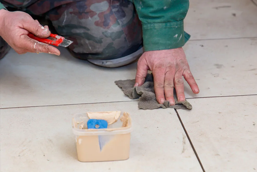 construction-worker-cleaning construction-worker-cleaning